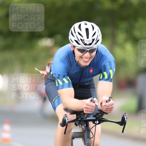 11.08.2024 - GEWOBA Citytriathlon Bremen H.Heesch http://msf.ph/oto/6775657 11.08.2024 11:43:25 Radfahren 770, 846, 868, 925, 967 meine-sportfotos.de
