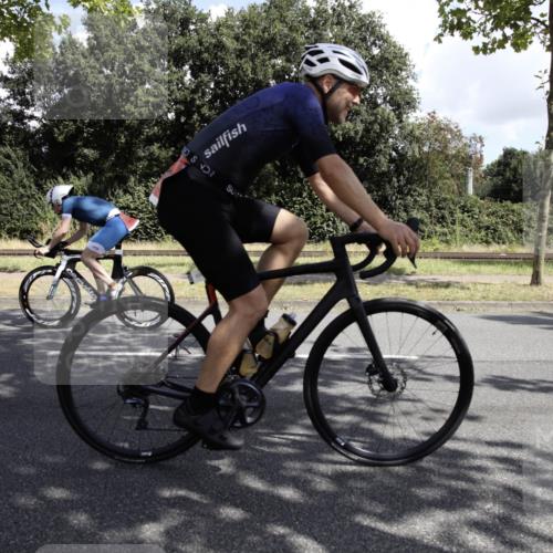 11.08.2024 - GEWOBA Citytriathlon Bremen H.Heesch http://msf.ph/oto/6775686 11.08.2024 11:50:15 Radfahren 915, 929, 981, 1022 meine-sportfotos.de