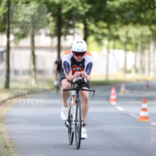 11.08.2024 - GEWOBA Citytriathlon Bremen H.Heesch http://msf.ph/oto/6776001 11.08.2024 11:44:02 Radfahren 746, 861, 914, 1039 meine-sportfotos.de