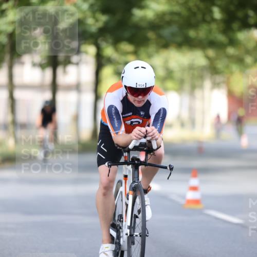 11.08.2024 - GEWOBA Citytriathlon Bremen H.Heesch http://msf.ph/oto/6776023 11.08.2024 11:44:02 Radfahren 746, 861, 914, 1039 meine-sportfotos.de