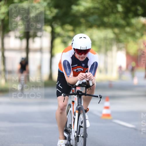 11.08.2024 - GEWOBA Citytriathlon Bremen H.Heesch http://msf.ph/oto/6776027 11.08.2024 11:44:02 Radfahren 746, 861, 914, 1039 meine-sportfotos.de