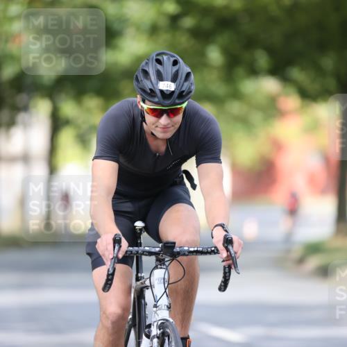 11.08.2024 - GEWOBA Citytriathlon Bremen H.Heesch http://msf.ph/oto/6776111 11.08.2024 11:44:07 Radfahren 746, 759, 861, 914 meine-sportfotos.de