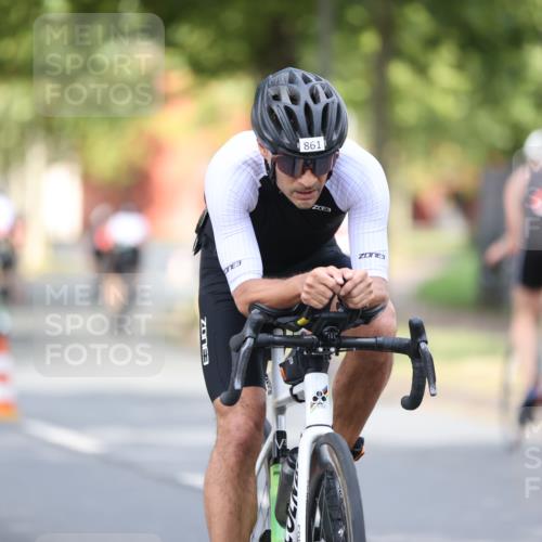 11.08.2024 - GEWOBA Citytriathlon Bremen H.Heesch http://msf.ph/oto/6776239 11.08.2024 11:44:16 Radfahren 746, 759, 861, 926 meine-sportfotos.de