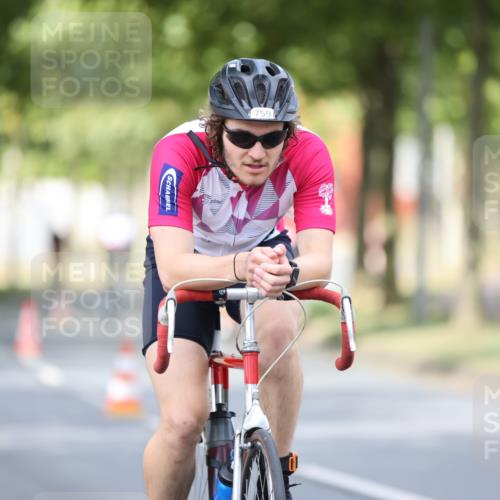 11.08.2024 - GEWOBA Citytriathlon Bremen H.Heesch http://msf.ph/oto/6776280 11.08.2024 11:44:18 Radfahren 746, 759, 855, 861, 926 meine-sportfotos.de