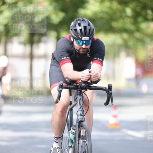 11.08.2024 - GEWOBA Citytriathlon Bremen H.Heesch http://msf.ph/oto/6776379 11.08.2024 11:44:26 Radfahren 759, 836, 855, 861, 926 meine-sportfotos.de