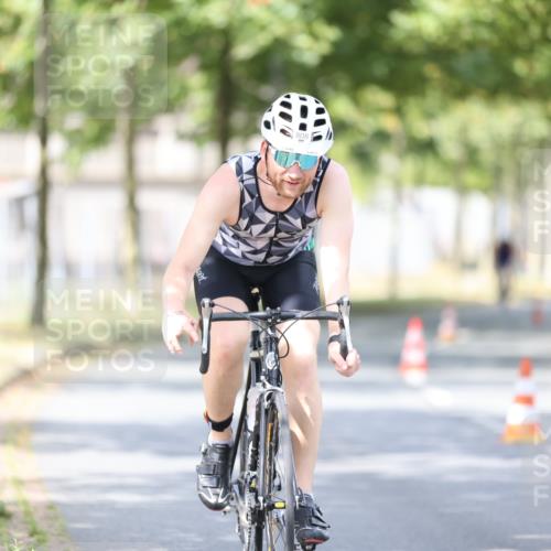 11.08.2024 - GEWOBA Citytriathlon Bremen H.Heesch http://msf.ph/oto/6776412 11.08.2024 11:44:28 Radfahren 759, 836, 855, 926 meine-sportfotos.de