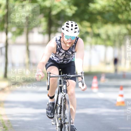 11.08.2024 - GEWOBA Citytriathlon Bremen H.Heesch http://msf.ph/oto/6776416 11.08.2024 11:44:28 Radfahren 759, 836, 855, 926 meine-sportfotos.de