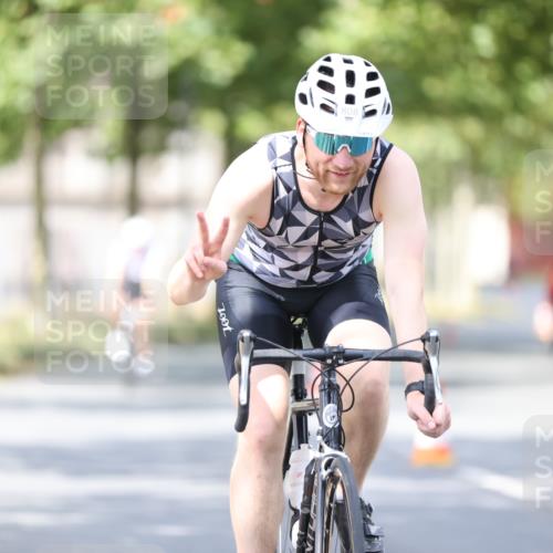 11.08.2024 - GEWOBA Citytriathlon Bremen H.Heesch http://msf.ph/oto/6776431 11.08.2024 11:44:28 Radfahren 759, 836, 855, 926 meine-sportfotos.de