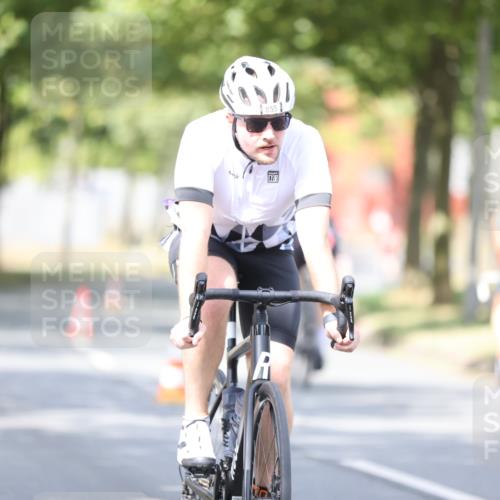11.08.2024 - GEWOBA Citytriathlon Bremen H.Heesch http://msf.ph/oto/6776511 11.08.2024 11:44:31 Radfahren 833, 836, 855, 926 meine-sportfotos.de