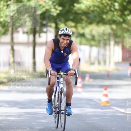 11.08.2024 - GEWOBA Citytriathlon Bremen H.Heesch http://msf.ph/oto/6776556 11.08.2024 11:44:36 Radfahren 763, 833, 836, 855 meine-sportfotos.de