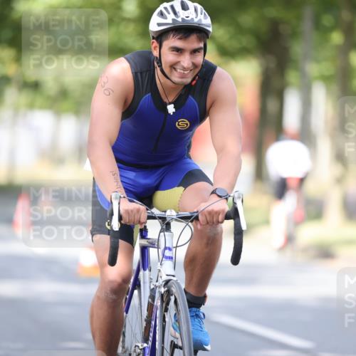 11.08.2024 - GEWOBA Citytriathlon Bremen H.Heesch http://msf.ph/oto/6776595 11.08.2024 11:44:36 Radfahren 763, 833, 836, 855 meine-sportfotos.de