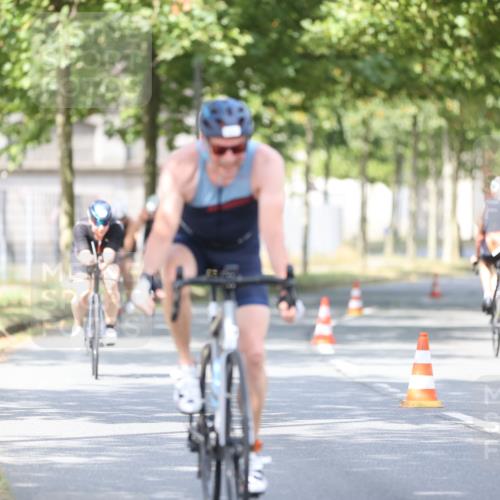 11.08.2024 - GEWOBA Citytriathlon Bremen H.Heesch http://msf.ph/oto/6776842 11.08.2024 11:45:01 Radfahren 827, 916, 927, 956, 964, 973, 996, 1030 meine-sportfotos.de