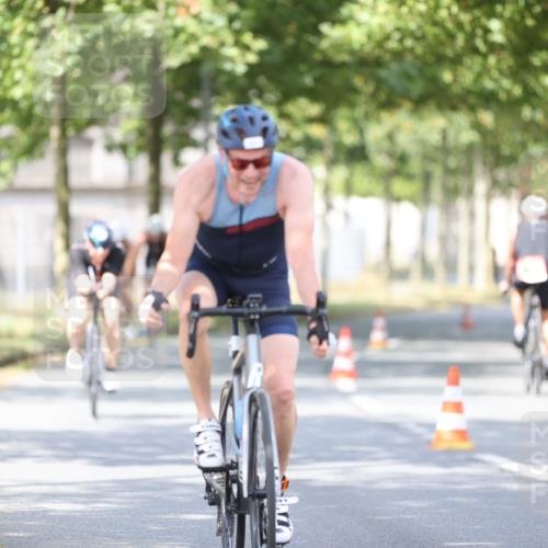 11.08.2024 - GEWOBA Citytriathlon Bremen H.Heesch http://msf.ph/oto/6776846 11.08.2024 11:45:01 Radfahren 827, 916, 927, 956, 964, 973, 996, 1030 meine-sportfotos.de