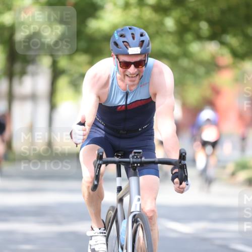 11.08.2024 - GEWOBA Citytriathlon Bremen H.Heesch http://msf.ph/oto/6776869 11.08.2024 11:45:02 Radfahren 827, 916, 927, 956, 964, 973, 996, 1030 meine-sportfotos.de