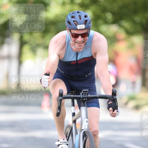 11.08.2024 - GEWOBA Citytriathlon Bremen H.Heesch http://msf.ph/oto/6776875 11.08.2024 11:45:02 Radfahren 827, 916, 927, 956, 964, 973, 996, 1030 meine-sportfotos.de