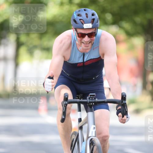 11.08.2024 - GEWOBA Citytriathlon Bremen H.Heesch http://msf.ph/oto/6776878 11.08.2024 11:45:02 Radfahren 827, 916, 927, 956, 964, 973, 996, 1030 meine-sportfotos.de