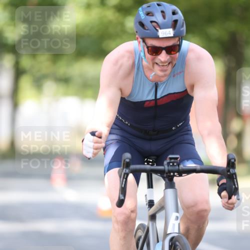 11.08.2024 - GEWOBA Citytriathlon Bremen H.Heesch http://msf.ph/oto/6776885 11.08.2024 11:45:02 Radfahren 827, 916, 927, 956, 964, 973, 996, 1030 meine-sportfotos.de