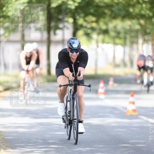 11.08.2024 - GEWOBA Citytriathlon Bremen H.Heesch http://msf.ph/oto/6776891 11.08.2024 11:45:03 Radfahren 827, 916, 927, 956, 964, 973, 996, 1030 meine-sportfotos.de