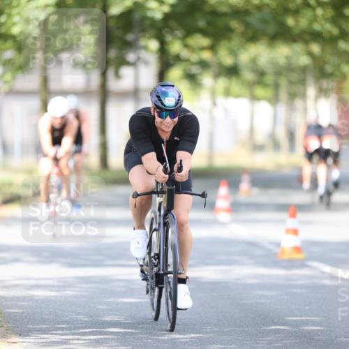 11.08.2024 - GEWOBA Citytriathlon Bremen H.Heesch http://msf.ph/oto/6776894 11.08.2024 11:45:03 Radfahren 827, 916, 927, 956, 964, 973, 996, 1030 meine-sportfotos.de