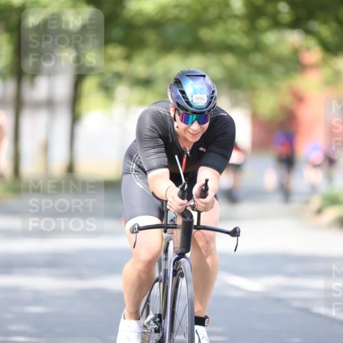 11.08.2024 - GEWOBA Citytriathlon Bremen H.Heesch http://msf.ph/oto/6776927 11.08.2024 11:45:03 Radfahren 827, 916, 927, 956, 964, 973, 996, 1030 meine-sportfotos.de