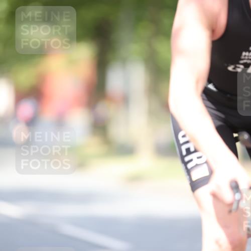11.08.2024 - GEWOBA Citytriathlon Bremen H.Heesch http://msf.ph/oto/6777015 11.08.2024 11:45:06 Radfahren 819, 827, 916, 927, 956, 964, 973, 974, 996, 1030 meine-sportfotos.de