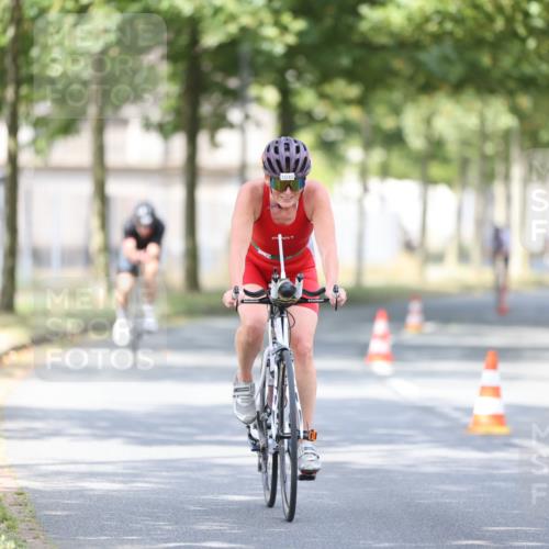 11.08.2024 - GEWOBA Citytriathlon Bremen H.Heesch http://msf.ph/oto/6777021 11.08.2024 11:45:13 Radfahren 819, 827, 927, 973, 974, 996, 1030 meine-sportfotos.de
