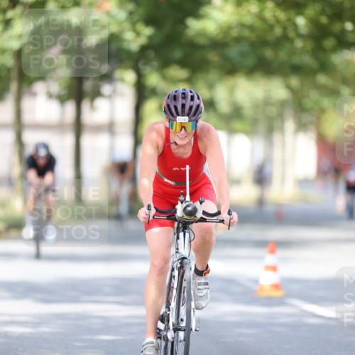 11.08.2024 - GEWOBA Citytriathlon Bremen H.Heesch http://msf.ph/oto/6777043 11.08.2024 11:45:13 Radfahren 819, 827, 927, 973, 974, 996, 1030 meine-sportfotos.de