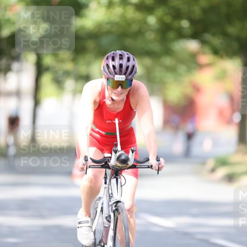 11.08.2024 - GEWOBA Citytriathlon Bremen H.Heesch http://msf.ph/oto/6777063 11.08.2024 11:45:14 Radfahren 819, 900, 927, 973, 974, 996, 1030 meine-sportfotos.de