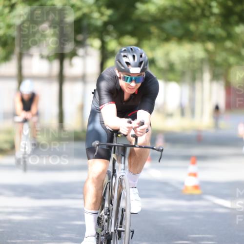 11.08.2024 - GEWOBA Citytriathlon Bremen H.Heesch http://msf.ph/oto/6777101 11.08.2024 11:45:16 Radfahren 819, 900, 927, 973, 974, 1030 meine-sportfotos.de
