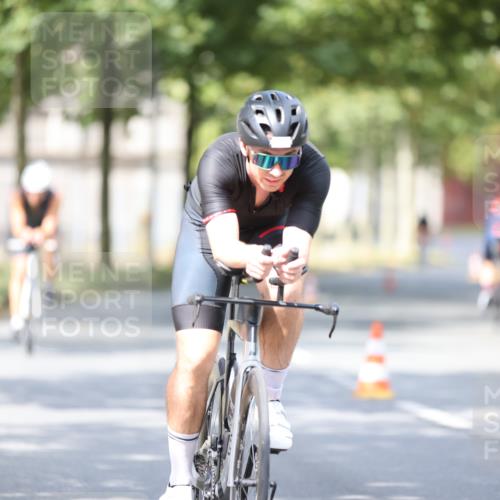 11.08.2024 - GEWOBA Citytriathlon Bremen H.Heesch http://msf.ph/oto/6777104 11.08.2024 11:45:16 Radfahren 819, 900, 927, 973, 974, 1030 meine-sportfotos.de