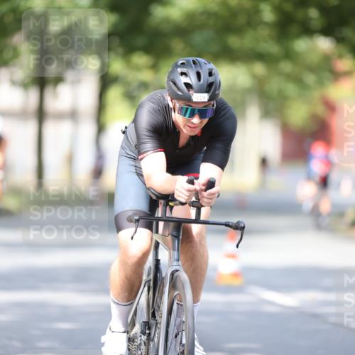 11.08.2024 - GEWOBA Citytriathlon Bremen H.Heesch http://msf.ph/oto/6777110 11.08.2024 11:45:16 Radfahren 819, 900, 927, 973, 974, 1030 meine-sportfotos.de