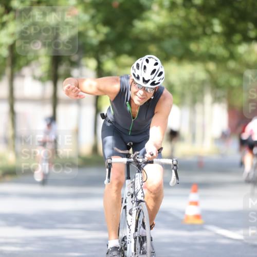11.08.2024 - GEWOBA Citytriathlon Bremen H.Heesch http://msf.ph/oto/6777142 11.08.2024 11:45:18 Radfahren 819, 900, 974, 1030 meine-sportfotos.de