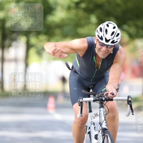 11.08.2024 - GEWOBA Citytriathlon Bremen H.Heesch http://msf.ph/oto/6777161 11.08.2024 11:45:18 Radfahren 819, 900, 974, 1030 meine-sportfotos.de