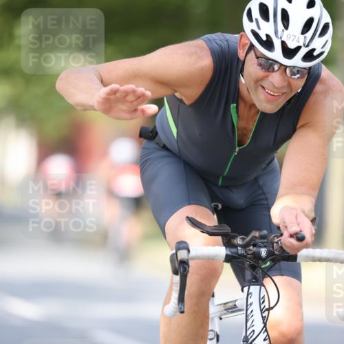 11.08.2024 - GEWOBA Citytriathlon Bremen H.Heesch http://msf.ph/oto/6777181 11.08.2024 11:45:19 Radfahren 819, 900, 974, 1030 meine-sportfotos.de
