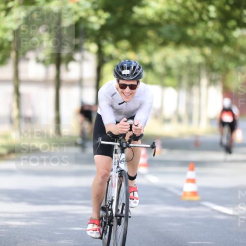 11.08.2024 - GEWOBA Citytriathlon Bremen H.Heesch http://msf.ph/oto/6777209 11.08.2024 11:45:21 Radfahren 819, 900, 974, 1030 meine-sportfotos.de