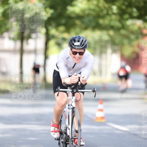 11.08.2024 - GEWOBA Citytriathlon Bremen H.Heesch http://msf.ph/oto/6777215 11.08.2024 11:45:21 Radfahren 819, 900, 974, 1030 meine-sportfotos.de