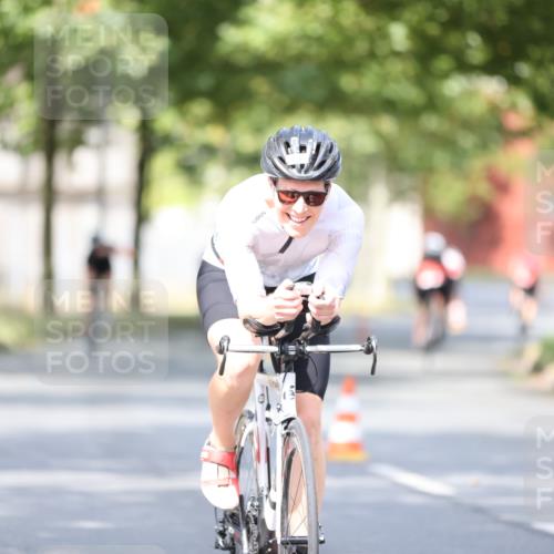 11.08.2024 - GEWOBA Citytriathlon Bremen H.Heesch http://msf.ph/oto/6777221 11.08.2024 11:45:21 Radfahren 819, 900, 974, 1030 meine-sportfotos.de