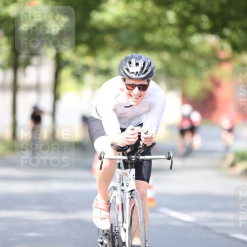 11.08.2024 - GEWOBA Citytriathlon Bremen H.Heesch http://msf.ph/oto/6777224 11.08.2024 11:45:21 Radfahren 819, 900, 974, 1030 meine-sportfotos.de