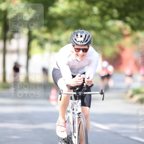 11.08.2024 - GEWOBA Citytriathlon Bremen H.Heesch http://msf.ph/oto/6777227 11.08.2024 11:45:21 Radfahren 819, 900, 974, 1030 meine-sportfotos.de