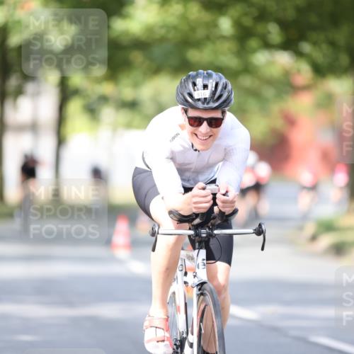 11.08.2024 - GEWOBA Citytriathlon Bremen H.Heesch http://msf.ph/oto/6777229 11.08.2024 11:45:21 Radfahren 819, 900, 974, 1030 meine-sportfotos.de