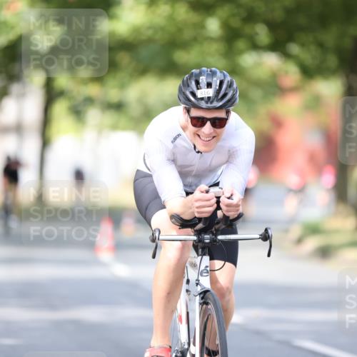 11.08.2024 - GEWOBA Citytriathlon Bremen H.Heesch http://msf.ph/oto/6777231 11.08.2024 11:45:21 Radfahren 819, 900, 974, 1030 meine-sportfotos.de