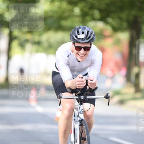11.08.2024 - GEWOBA Citytriathlon Bremen H.Heesch http://msf.ph/oto/6777233 11.08.2024 11:45:21 Radfahren 819, 900, 974, 1030 meine-sportfotos.de