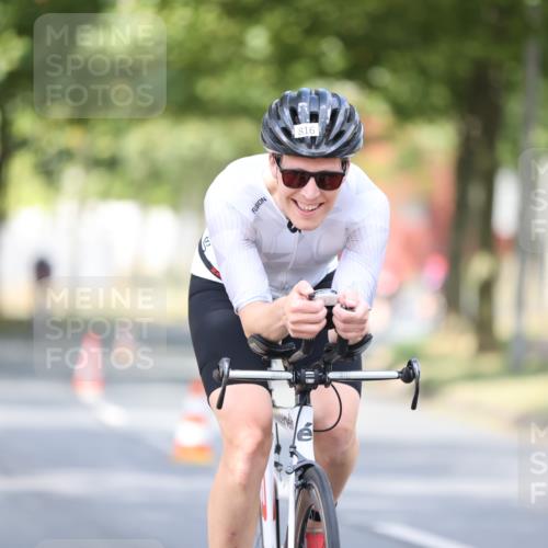 11.08.2024 - GEWOBA Citytriathlon Bremen H.Heesch http://msf.ph/oto/6777236 11.08.2024 11:45:21 Radfahren 819, 900, 974, 1030 meine-sportfotos.de