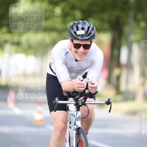 11.08.2024 - GEWOBA Citytriathlon Bremen H.Heesch http://msf.ph/oto/6777239 11.08.2024 11:45:21 Radfahren 819, 900, 974, 1030 meine-sportfotos.de