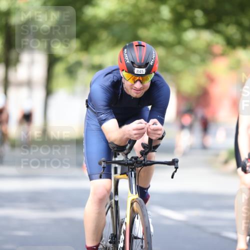11.08.2024 - GEWOBA Citytriathlon Bremen H.Heesch http://msf.ph/oto/6777708 11.08.2024 11:46:01 Radfahren 755, 775, 806, 845, 853, 873, 954, 962 meine-sportfotos.de