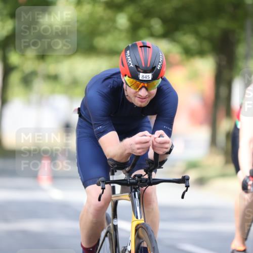 11.08.2024 - GEWOBA Citytriathlon Bremen H.Heesch http://msf.ph/oto/6777716 11.08.2024 11:46:01 Radfahren 755, 775, 806, 845, 853, 873, 954, 962 meine-sportfotos.de