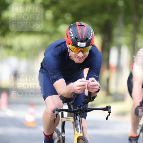11.08.2024 - GEWOBA Citytriathlon Bremen H.Heesch http://msf.ph/oto/6777722 11.08.2024 11:46:02 Radfahren 755, 775, 806, 845, 853, 954, 962 meine-sportfotos.de