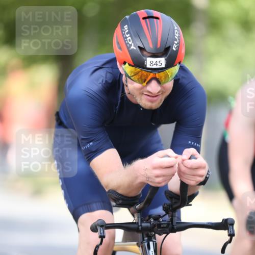 11.08.2024 - GEWOBA Citytriathlon Bremen H.Heesch http://msf.ph/oto/6777736 11.08.2024 11:46:02 Radfahren 755, 775, 806, 845, 853, 954, 962 meine-sportfotos.de