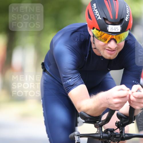 11.08.2024 - GEWOBA Citytriathlon Bremen H.Heesch http://msf.ph/oto/6777742 11.08.2024 11:46:02 Radfahren 755, 775, 806, 845, 853, 954, 962 meine-sportfotos.de