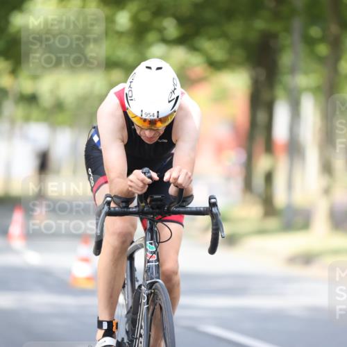 11.08.2024 - GEWOBA Citytriathlon Bremen H.Heesch http://msf.ph/oto/6777778 11.08.2024 11:46:05 Radfahren 755, 775, 806, 845, 853, 954, 962 meine-sportfotos.de